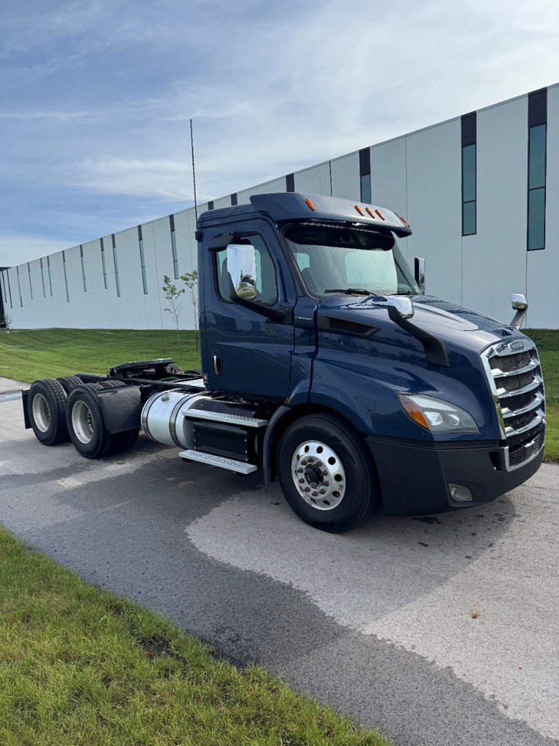 2019 FREIGHTLINER CASCADIA 113 - USED TRUCKS DAY CAB - image 8